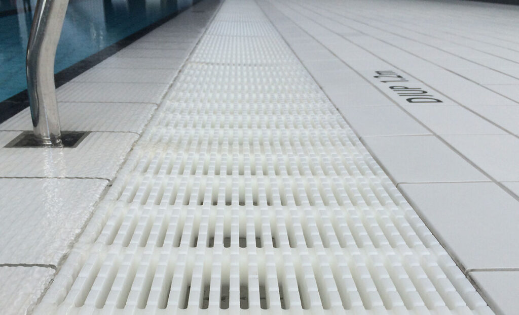 Plastrist til rustfrie rennesluk i svømmehall